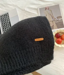 Alpakawolle Mischung weicher Strick Schal Detailansicht mit Leder Etikett und warmer Textur.