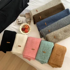 Einfarbiger Strickschal mit Alpakawolle und Lederetikett, weicher Unisex Halswärmer.