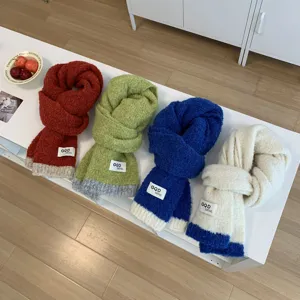 Modischer koreanischer Farbblock Strickschal für Damen, warmer Wollschal im Winter.