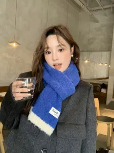 Koreanischer Stil blau-weißer Strick-Wollschal Detailaufnahme, warmer modischer Winterschal.