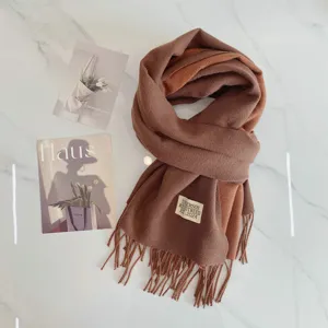 Wendbarer, kaschmirweicher Winterschal mit Fransen in Braun und Orange, eleganter Stil.