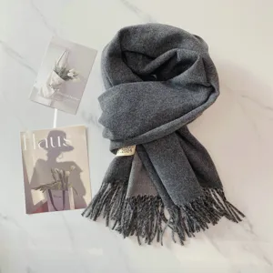 Grauer doppelseitiger kaschmirartiger Quasten Schal Detail, Premium Winter Wärme gemütlicher Look.
