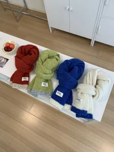 Detailansicht kuscheliger Woll-Farbblock-Strickschals in mehreren leuchtenden Farben.