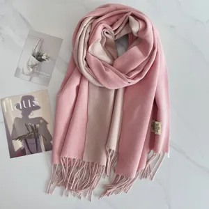 Wendbarer zweifarbiger Winter-Kaschmir-Schal in Rosa mit eleganten Fransen im Detail.