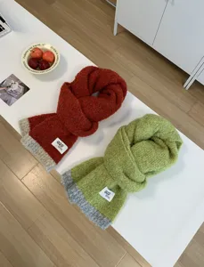 Gemütlicher Wollmischgewebe-Schickstrickschal mit modischem Farbdesign für kalte Wintertage.