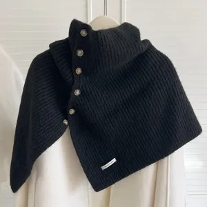 Schwarzer hochgeschlossener knöpfbarer Strickcape Schal Winter warmer Wollponcho Mantel