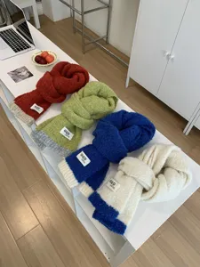 Detailansicht koreanischer farbblock Strickschal aus Wolle, warmer Winter Halswärmer Damen.