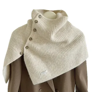 Gemütlicher warmer hochgeschlossener Strick-Umhang Schal mit Knöpfen für den Winter