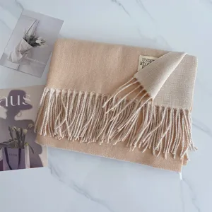 Zweiseitiger Kaschmir-Schal Detailansicht, eleganter Beigeton mit stilvollem Fransen-Saum.