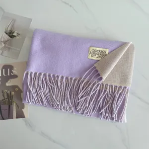 Detailansicht des gewendeten Damen-Faux-Kaschmir-Schals mit Quasten in Lila und Beige.