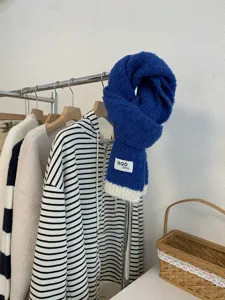 Gemütlicher Wollmischung Strickschal in Königsblau mit Blockfarb-Detail für warme Wintertage.