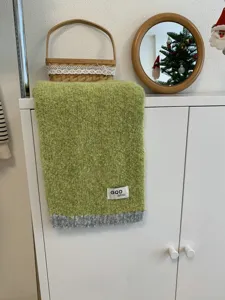 Gemütlicher Wollmischgewebe Strickschal für Damen, modischer Winterschal in Farbkombination.
