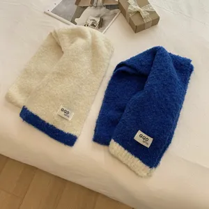 Gemütlicher Farbdesign Strickschal aus weicher Wollmischung mit stilvollem zweifarbigen Look.
