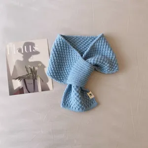 Hellblauer gestrickter Kreuzschal für Damen, weicher warmer Winterschal mit modernem Steckdesign.
