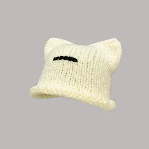Berretto in maglia con orecchie di gatto, cappello invernale caldo da donna alla moda.