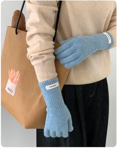 Detailansicht von Damen Herbst Winter warmen Woll-Strickhandschuhen mit bunten Punkten.