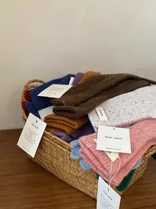 Gemütliche reine Wollstrick-Fingerlos-Handschuhe mit Noppengarn für Herbst und Winter, mehrfarbig.