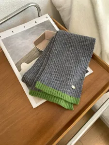 Grauer Strickschal mit grüner Kante, gemütlicher Kontrastfarben-Halswärmer für Damen Detail.
