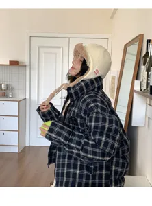 Nahaufnahme Detail der warmen Winter Plüsch Ohrenklappen Bombermütze und karo Steppjacke stilvoll