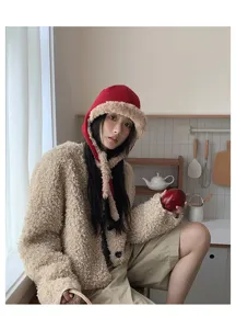 Gemütliche Winter Plüsch Ohrenklappe Bombermütze in Rot und Beige, ideal für kalte Tage.