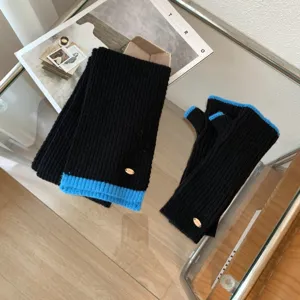 Schwarzer und blauer Kontrast Strick Winter Schal sowie warme fingerlose Handschuhe Set