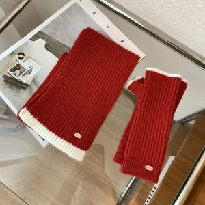 Rot und weiß gestrickter Schal und fingerlose Handschuhe Set für warme Wintertage Mode.