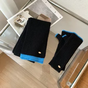 Gestrickter schwarzer Schal und fingerlose Handschuhe mit blauen Kontrastkanten winter.