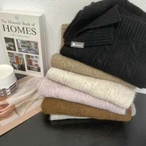 Vue détaillée d'épaisse écharpe d'hiver en tricot torsadé, chauffe-cou unisexe et doux.