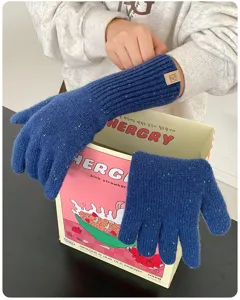 Detailansicht der blauen gesprenkelten Damen Winter Langstrickhandschuhe mit weicher Textur.