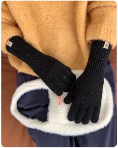 Detailansicht der schwarzen, melierten langen Strickhandschuhe für warme Wintertage.