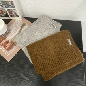 Gros plan sur les détails de l'écharpe d'hiver en tricot doux, épaisse, chaude, unie, tour de cou.