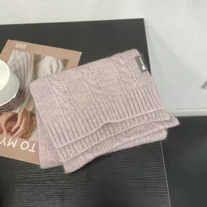 Écharpe tricotée torsadée épaisse d'hiver douillette en gris mauve, tour de cou chaud unisexe.