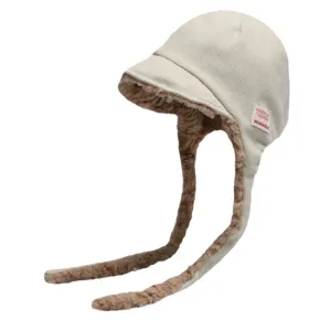 Winterwarme gefütterte Trapper-Mütze mit Ohrenklappen und Schirm, gemütliche Strickmütze.