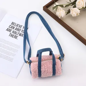 Mini Plüsch Umhängetasche für Damen, süße zylindrische Handtasche mit Jeansriemen und Griffen.