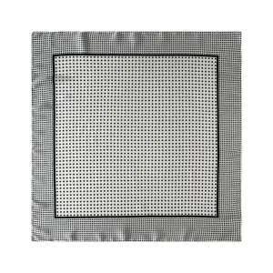 Schwarz-weiße Punkte kleines Quadrat Halstuch Detail, 70cm Seidenschal Stoff Textur.