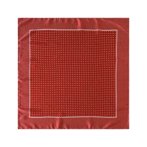 Rotes Seidentuch Detail mit Punkten, klassisches weißes Randmuster, elegante Stoffnahaufnahme.
