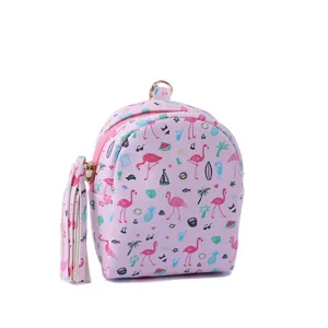 Bonito mini bolso de mochila rosa con divertido estampado de flamencos y borla lateral.