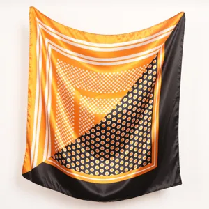 Vue détaillée du foulard carré en soie satinée, doté d'un imprimé à pois géométriques classiques.
