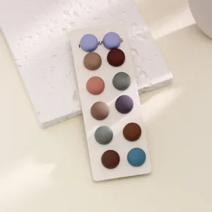 Détail de pinces à foulard magnétiques rondes multicolores, attache hijab et châle.