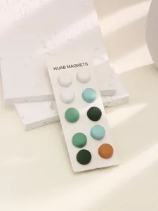 Gros plan de magnets ronds multicolores pour hijab, épingles magnétiques mates pour écharpes.