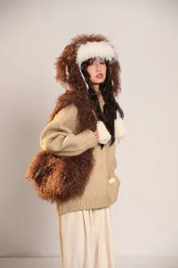 Vue détaillée du joli chapeau de chiot duveteux et du sac en peluche assorti en hiver.