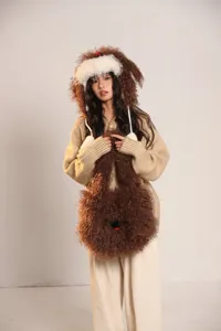 Vue détaillée de l'ensemble bonnet et sac chien moelleux, accessoires d'hiver en peluche.