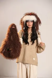 Detail ensemble bonnet et sac shaggy marron duveteux, accessoire hiver style chiot mignon gros plan.