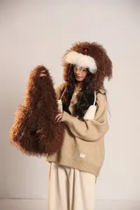 Vue detaillee du bonnet en peluche chiot duveteux et du sac assorti pour un hiver bien chaud.