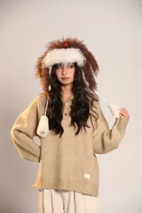 Mignon chapeau à rabats d'oreilles de chiot duveteux et pull chaud pour la mode d'hiver.