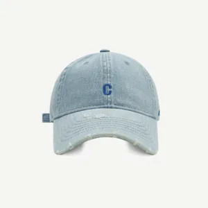 Detailansicht der hellblauen Jeans-Baseballkappe mit franiger Krempe und blauer Stickerei.