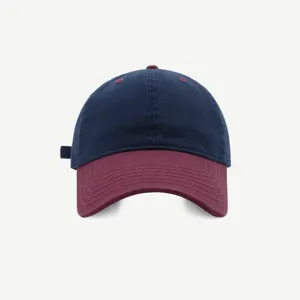 Primer plano de la visera de la gorra bicolor y las costuras de contraste, estilo.