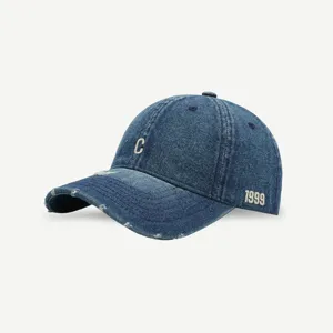 Nahaufnahme einer verwaschenen blauen Jeans-Baseballcap mit gesticktem C und 1999 Text.
