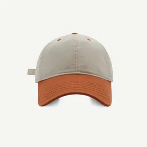 Detalle de la gorra de béisbol bicolor con visera en contraste y corona suave y cómoda.