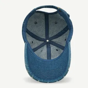 Detailansicht des Innenfutters und der Struktur einer stylischen Denim Baseball Cap.